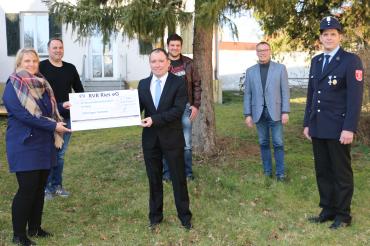 Sechs Personen bei einer Scheckübergabe