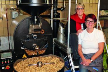 Das Team vom „Erdnussröster Nördlingen“: Astrid Grunert (links) und Bärbel Krause. 