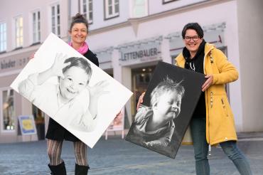 Silke Hampp (links) von der Down-Syndrom-Elterngruppe und die Geschäftsstellenleiterin des Stadtmarketingvereins, Susanne Vierkorn.