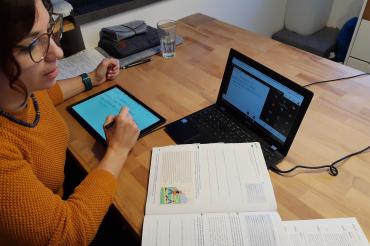 Lehrerin beim Homeschooling. 