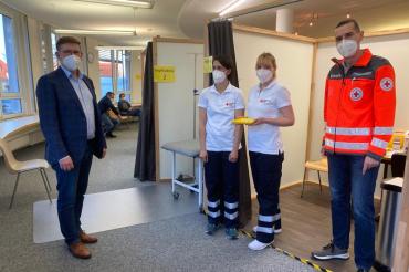 Landrat Stefan Rößle und Arthur Lettenbauer vom BRK machten sich selbst ein Bild von den beiden Impfzentren in Donauwörth und Nördlingen. 