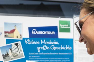 Frau hält Flyer zu Lauschtour Monheim