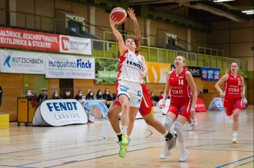 Das Bild zeigt Magaly Meynadier bei einem Layup-Versuch