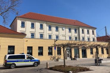 Das Bild zeigt den Nördlinger Bahnhof und ein Einsatzfahrzeug der Polizei. 