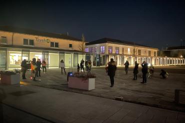 Mehrere Personen versammelten sich am vergangenen Mittwochabend auf dem Marktplatz in Asbach-Bäumenheim, um gegen die geltenden Corona-Maßnahmen zu demonstrieren. 