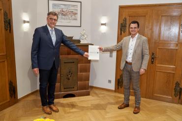 Übergabe der offiziellen Ernennungsurkunde für Stadtheimatpfleger Thomas Heitele durch Oberbürgermeister Jürgen Sorré.
