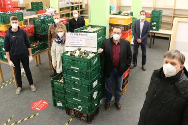 Personen mit Masken im Kaufhaus