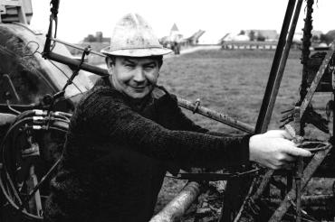 Edgar Würth mit Hut an Traktor