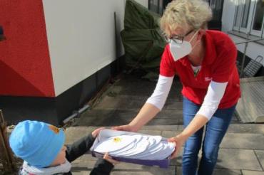 Das Bild zeigt die Übergabe der Ostergrußkarten.