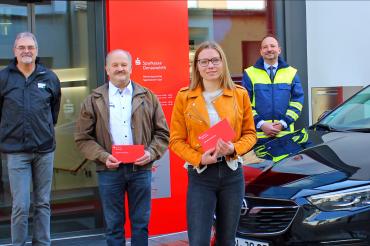 Das Bild zeigt die Übergabe der Sparbücher