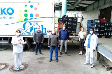 Das Bild zeigt die Getränkeübergabe