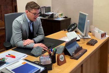 Das Bild zeigt den OB David Wittner bei einer Videokonferenz mit der Partnerstadt Wagga Wagga.