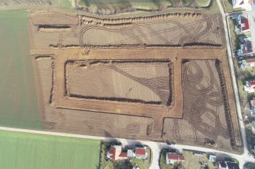 Das Luftbild zeigt die Baufläche in Kleinerdlingen von oben.