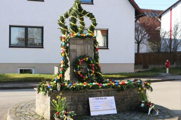Das Bild zeigt den Osterbrunnen Herkheim.