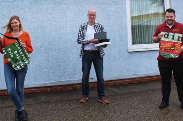 Das Bild zeigt Jana Stimpfle, Christian Richter (beide vom Berufsbildungsbereich der Donau-Ries-Werkstätten) und Benjamin Seefried, Vorstand des Musikverein Fremdingen bei der Spendenübergabe. 