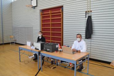 Das Bild zeigt Mitarbeiter des BRK beim Impftermin in der Riedlinger Grundschule. 