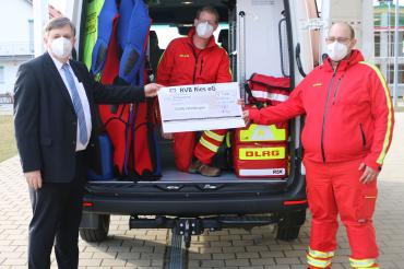 Das Bild zeigt Paul Ritter den Vorstandsvorsitzenden der RVB Ries, der einen Spendenscheck an die DLRG Nördlingen übergibt.