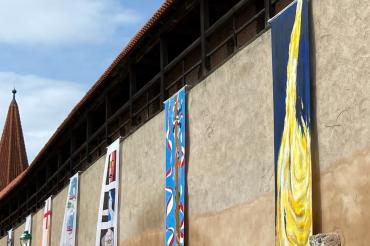 Das Bild zeigt die Stadtfahnen. 