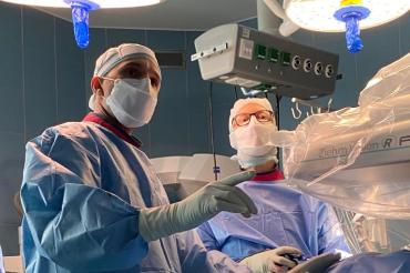 Das Bild zeigt Dr. Reinke und Dr. Kraus bei einer Operation.