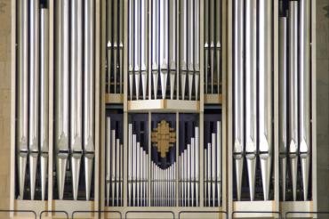 Das Bild zeigt die Orgel der St. Georgskirche in Nördlingen.