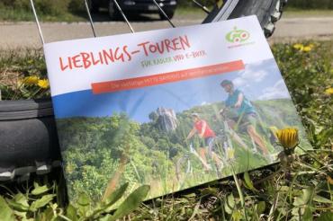 Das Bild zeigt die neue Lieblings-Touren Broschüre.