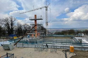 Blick auf die Baustelle am Springerbecken im Donauwörther Freibad. 