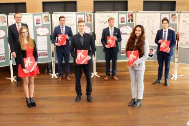 Das Bild zeigt ein Gruppenbild der sechs Absolventen sowie den Leiter Aus- und Fortbildung, den Vorstandsvorsitzenden und Vorstandmitglieder. 