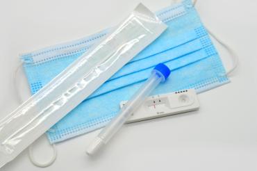 Das Bild zeigt einen Corona-Schnelltest. 