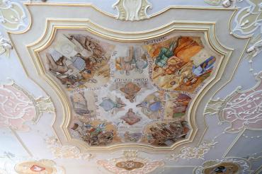 Das Bild zeigt ein Deckengemälde.