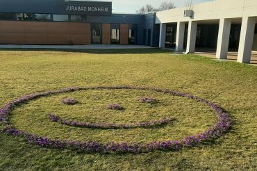 Das Bild zeigt einen Smiley aus Blüten.