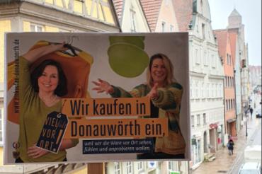 Das Bild zeigt einen Ausschnitt vom Plakat. Darauf steht "Wir kaufen in Donauwörth ein"