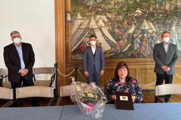 Das Bild zeigt Frau Anita Stoller bei ihrer Verabschiedung. Hinten von Links: Stadtarchivar Dr. Wilfried Sponsel, Oberbürgermeister David Wittner, Hauptamtsleiter Peter Schiele. 