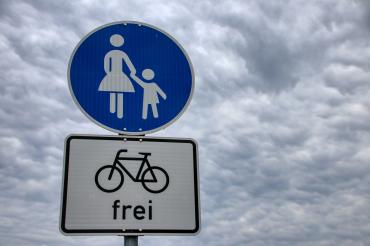 Das Bild zeigt das Schild für Fußgänger - und Fahrradfahrer frei.