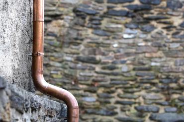 Das Bild zeigt eine Kupferrinne