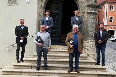 Das Bild zeigt die verabschiedeten Mitarbeiter Karlheinz Köhnlein, Dieter Stangel sowie den Verwaltungsrat, OB David Wittner, Hauptamtsleiter und Leiter des Bauerbetriebshof. 