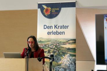 Das Bild zeigt die Geschäftsführerin von Geopark Ries beim Vortrag.