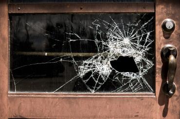 Das Bild zeigt ein kaputtes Fenster.