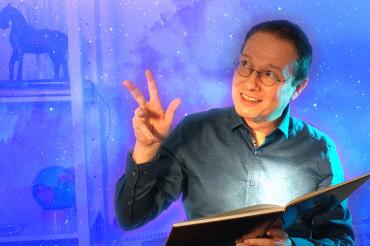 Das Bild zeigt den Autoren TINO bei einer Vorlesung für Kinder. 