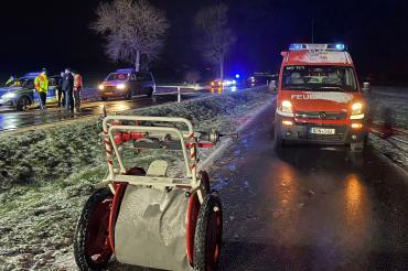 Feuerwehrauto und Polizeiautos stehen an Straßenrand