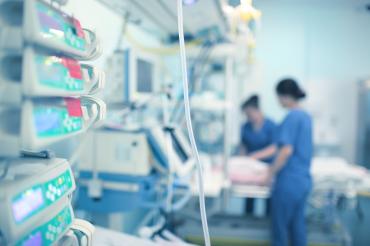 Krankenschwestern betreuen einen Intensivpatienten. 