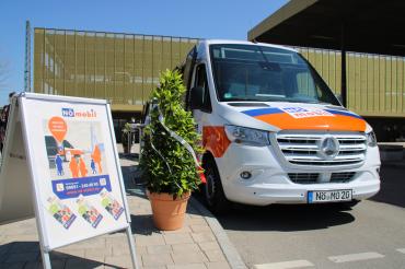 Kleinbus NÖ-mobil mit Werbeaufsteller