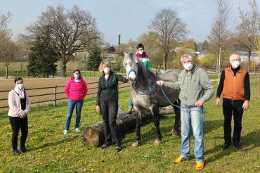 Das Bild zeigt Mitglieder des Fördervereins sowie das Therapiepferd "Renia" und Zugehörige der Stiftung.