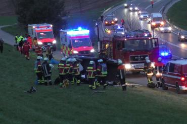 Einsatzkräfte von Rotem Kreuz, Feuerwehr und Polizei an der Unfallstelle an der B 25