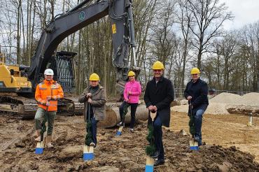 -	Edgar Renz, Oberbauleiter der mit den Gründungsarbeiten beauftragten Firma D&K;  -	Gertrud Hammer, Werkleiterin der Stadtwerke Donauwörth;  -	Dr. Bettina Kandler vom Büro Bettina Kandler Architekten, das den Fassadenwettbewerb gewonnen hat, -	Oberbürgermeister Jürgen Sorré; -	Thorsten Nieszery vom beauftragten Planungsbüro Wipfler Plan. 
