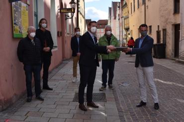 Das Bild zeigt die Übergabe der Unterschriftenliste. 