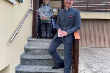 Das Bild zeigt den OB David Wittner mit der 100-jährigen Rita Kuhberger