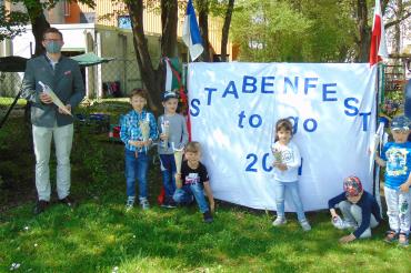Das Bild zeigt den OB David Wittner mit den Kindern aus der Kita Kunterbunt.