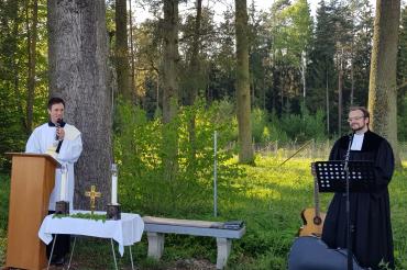 Diakon Roland Kiechle und Pfarrer Heiko Seeburg bei der Maiandacht in Fessenheim.
