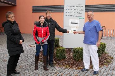 Nadine Fackler (Kirchengemeinde Lehmingen), Katharina und Werner Götz, sowie Dr. Thomas Handschuh bei der Spendenübergabe vor dem Stiftungskrankenhaus.