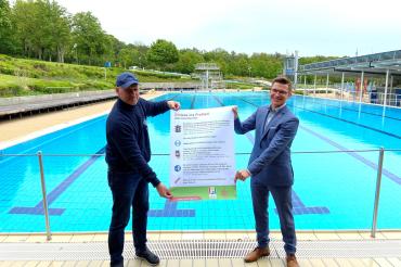 Das Bild zeigt Oberbürgermeister David Wittner und Betriebsleiter Martin Gruber.